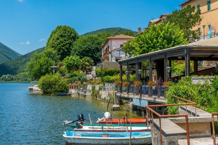 Anche l'Umbria ha la sua Loch Ness: questo antico borgo medievale si affaccia su di un lago che nasconde misteri e leggende | PaesiOnLine