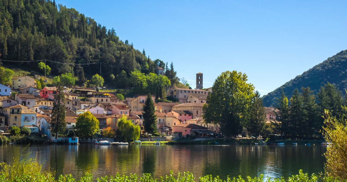 Anche l'Umbria ha la sua Loch Ness: questo antico borgo medievale si affaccia su di un lago che nasconde misteri e leggende | PaesiOnLine