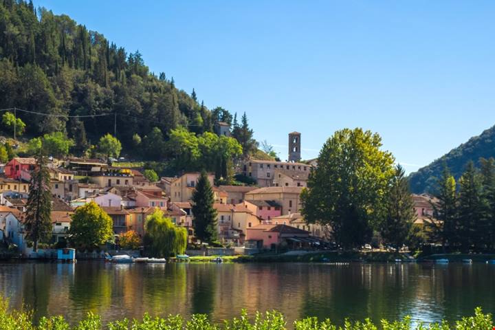Anche l'Umbria ha la sua Loch Ness: questo antico borgo medievale si affaccia su di un lago che nasconde misteri e leggende | PaesiOnLine