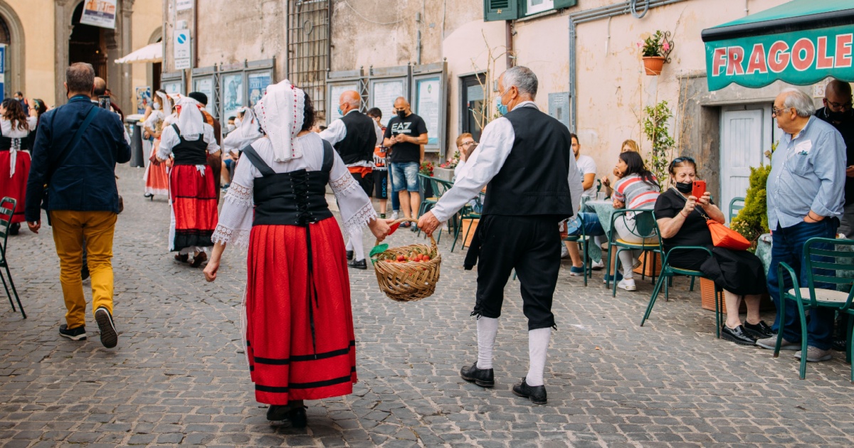 È tra le sagre più antiche e famose d'Italia, e nel 2025 festeggia 100 anni di fragole: la Sagra delle Fragole di Nemi spegne 100 candeline con ospiti speciali e inviati nello spazio