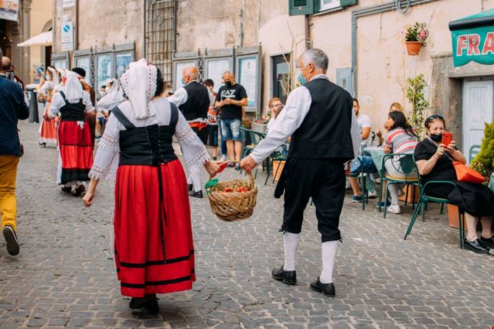 È tra le sagre più antiche e famose d'Italia, e nel 2025 festeggia 100 anni di fragole: la Sagra delle Fragole di Nemi spegne 100 candeline con ospiti speciali e inviati nello spazio