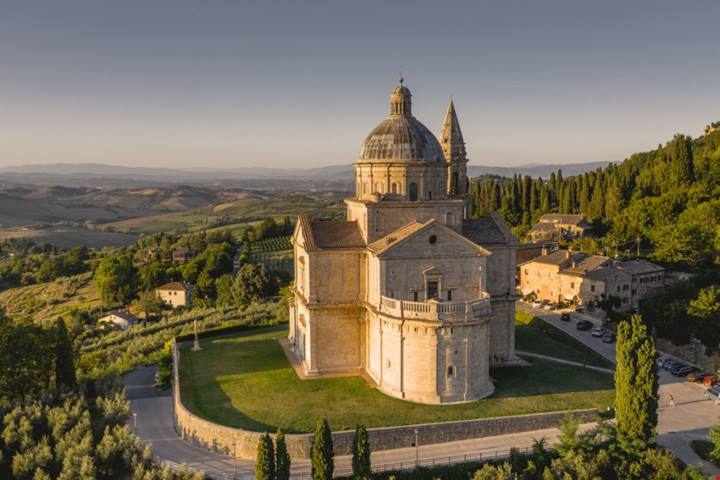 In Toscana c'è il borgo a forma di S che negli anni è stato scelto da numerosi registi di Hollywood come set dei propri film | PaesiOnLine