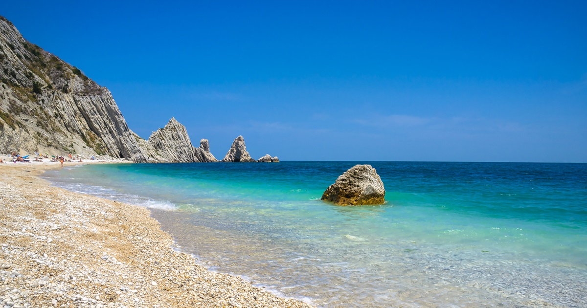 Hawaii? No, siamo nelle Marche! Ecco la spiaggia della Riviera del Conero dove trovano rifugio le tartarughe marine | PaesiOnLine