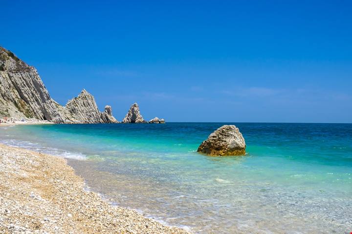 Hawaii? No, siamo nelle Marche! Ecco la spiaggia della Riviera del Conero dove trovano rifugio le tartarughe marine | PaesiOnLine