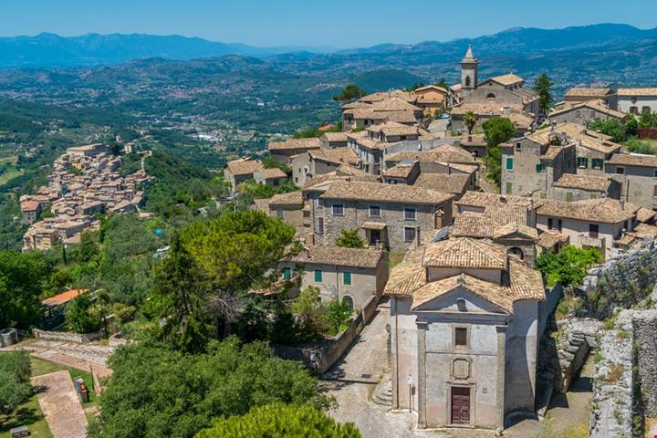Il borgo di Cicerone è la sorpresa della Ciociaria dove scoprire castelli longobardi e isole che si muovono