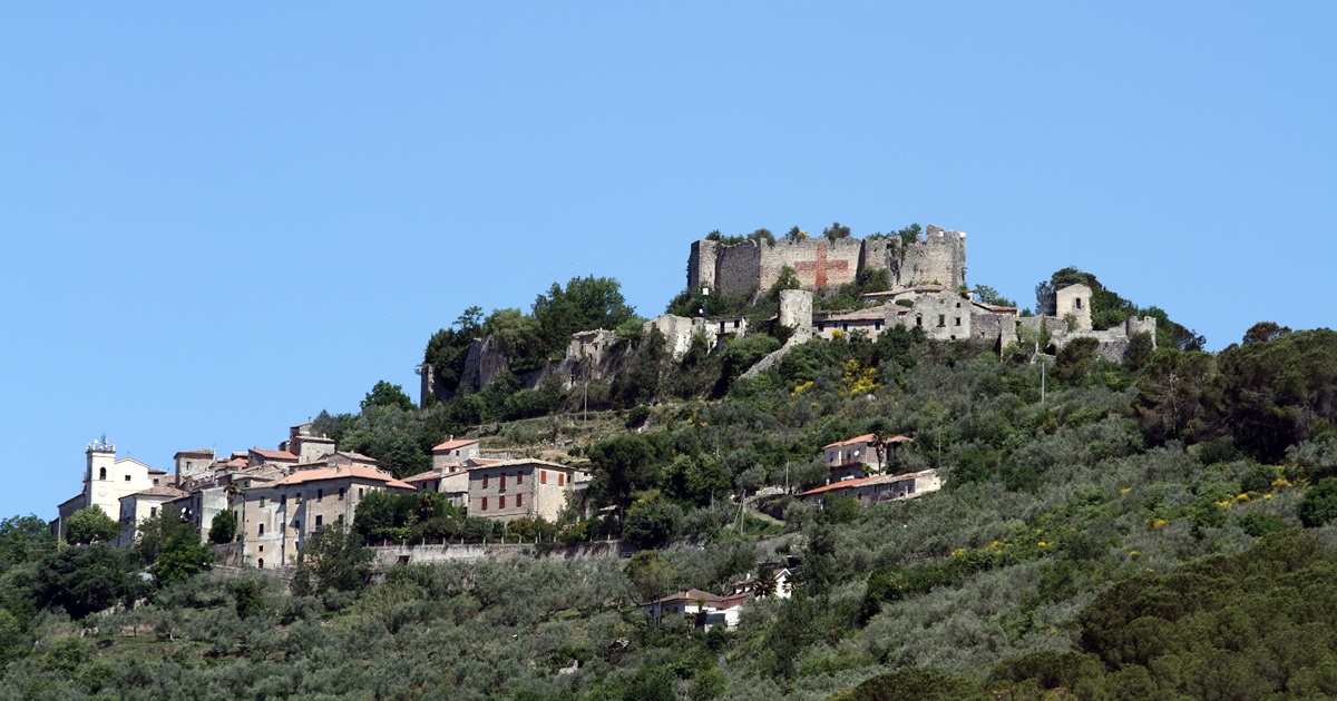 Il borgo di Cicerone è la sorpresa della Ciociaria dove scoprire castelli longobardi e isole che si muovono