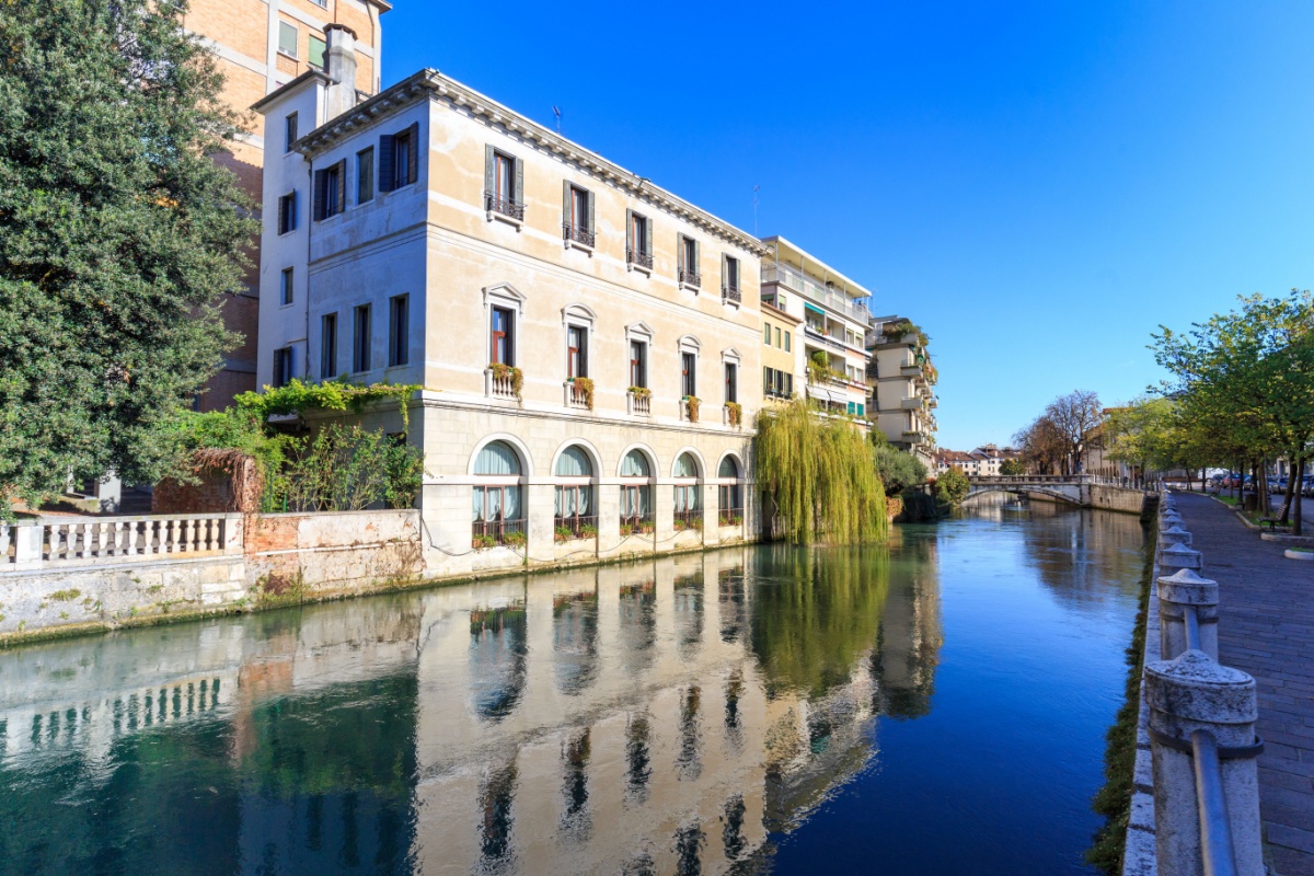 Tra canali e monumenti, questa meravigliosa città è decisamente una delle più sottovalutate del nord Italia: la devi visitare assolutamente 