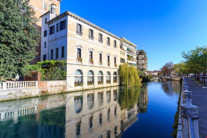 Tra canali e monumenti, questa meravigliosa città è decisamente una delle più sottovalutate del nord Italia: la devi visitare assolutamente