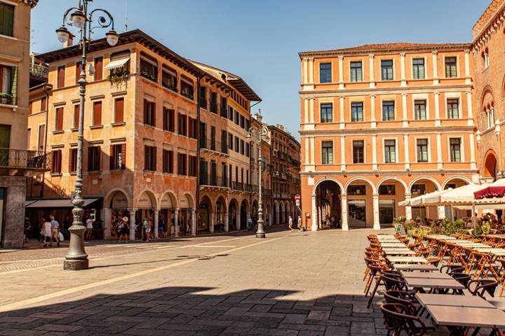 Tra canali e monumenti, questa meravigliosa città è decisamente una delle più sottovalutate del nord Italia: la devi visitare assolutamente