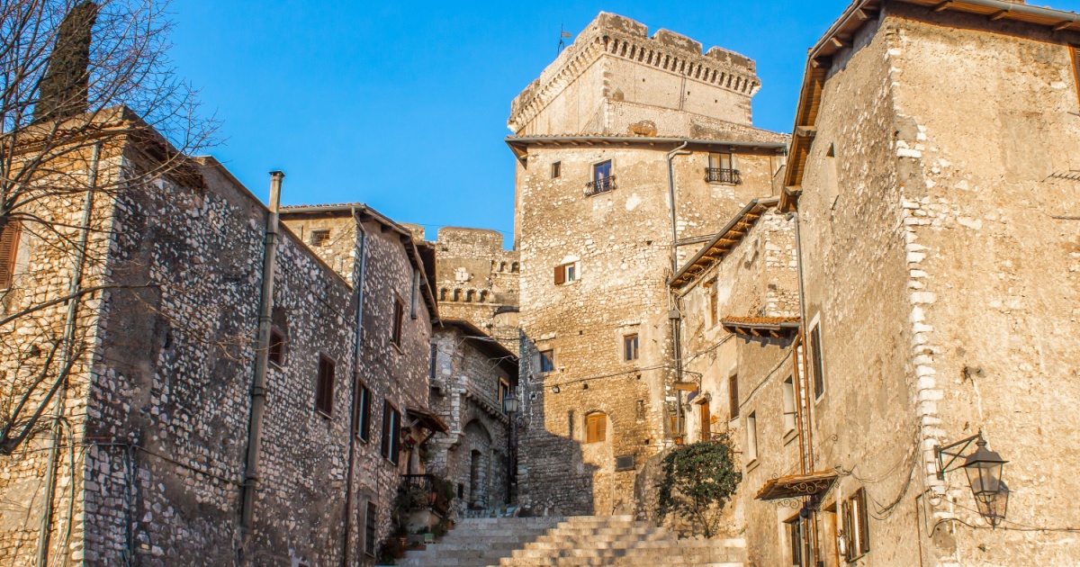 La roccaforte dei Caetani ancora oggi sorveglia il borgo del Lazio dichiarato Gioiello d'Italia dal Ministero del Turismo | PaesiOnLine