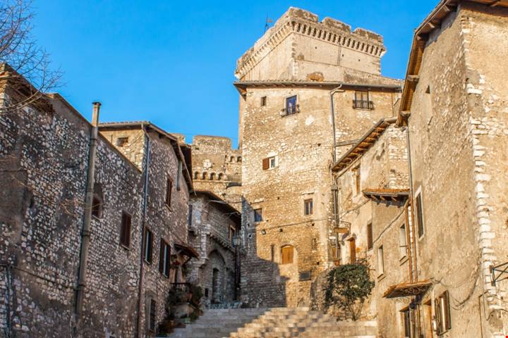 La roccaforte dei Caetani ancora oggi sorveglia il borgo del Lazio dichiarato Gioiello d'Italia dal Ministero del Turismo | PaesiOnLine