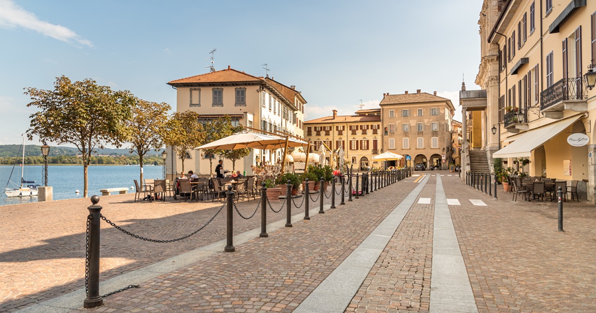 Sembra Rodi, ma siamo fuori Milano! Sulle sponde del Lago Maggiore c'è il famosissimo borgo del colosso | PaesiOnLine