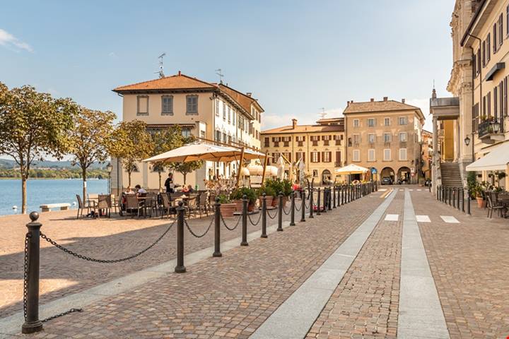 Sembra Rodi, ma siamo fuori Milano! Sulle sponde del Lago Maggiore c'è il famosissimo borgo del colosso | PaesiOnLine