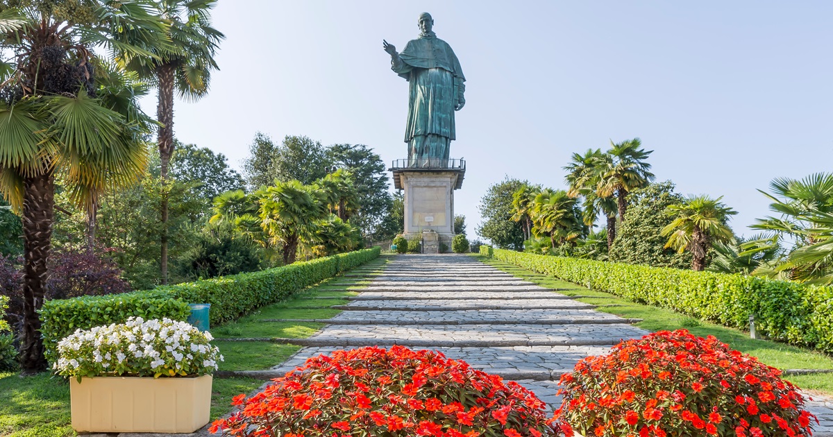 Sembra Rodi, ma siamo fuori Milano! Sulle sponde del Lago Maggiore c'è il famosissimo borgo del colosso | PaesiOnLine