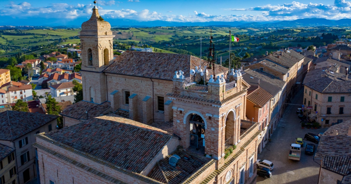 Tra girasoli e colline fiorite, questo antico borgo medievale nascosto nelle Marche è uno dei più colorati della regione | PaesiOnLine