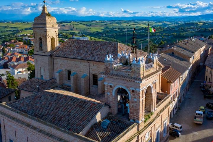 Tra girasoli e colline fiorite, questo antico borgo medievale nascosto nelle Marche è uno dei più colorati della regione | PaesiOnLine