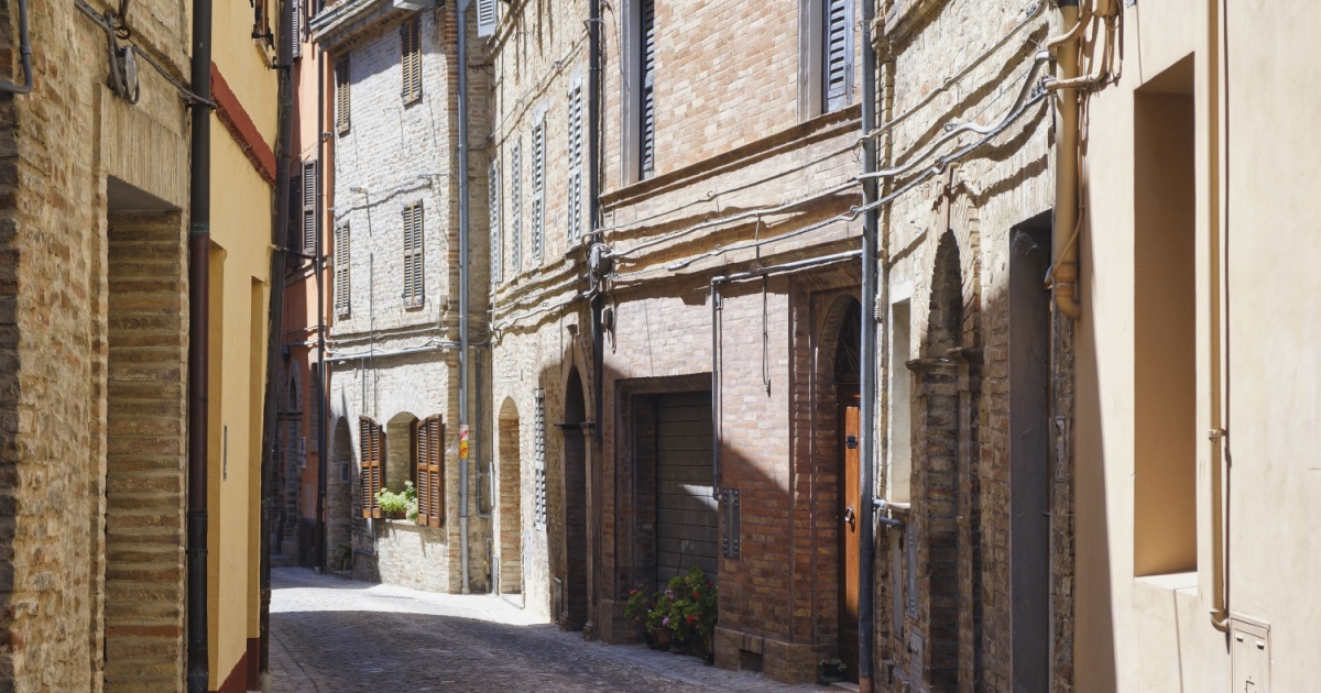 Tra girasoli e colline fiorite, questo antico borgo medievale nascosto nelle Marche è uno dei più colorati della regione | PaesiOnLine