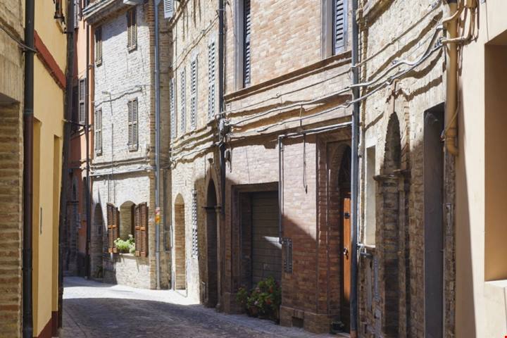 Tra girasoli e colline fiorite, questo antico borgo medievale nascosto nelle Marche è uno dei più colorati della regione | PaesiOnLine