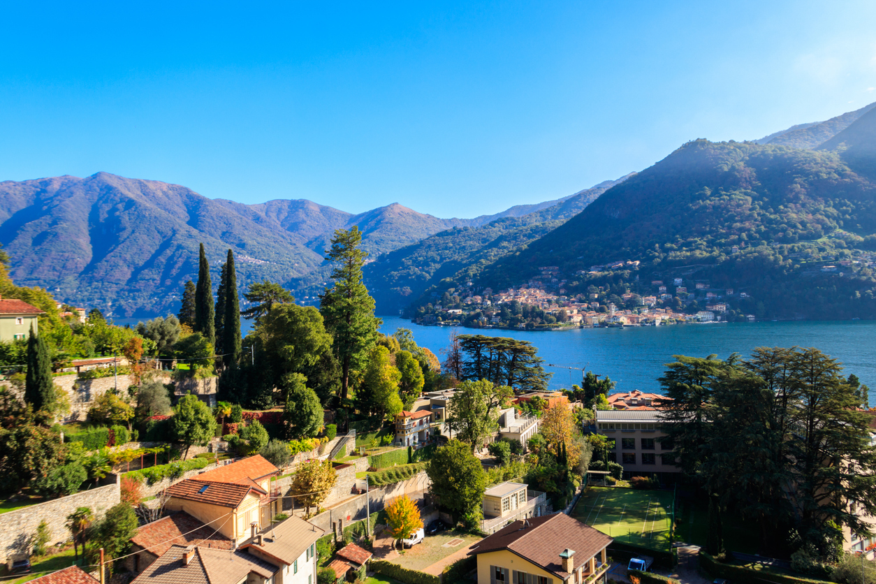Serenamente disteso sulle sponde del Lago di Como c'è il borgo che ospita l'hotel più bello del mondo: ecco quale | PaesiOnLine