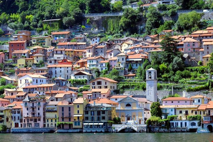 Si dice che il borgo più romantico del Lago di Como sia questo pittoresco centro antico a circa 10 km da Como | PaesiOnLine