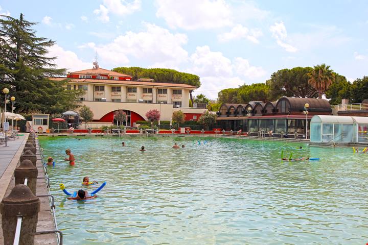 Libere, rilassanti e spettacolari: appena fuori Viterbo ci sono delle meravigliose terme naturali gratuite tutto l'anno | PaesiOnLine