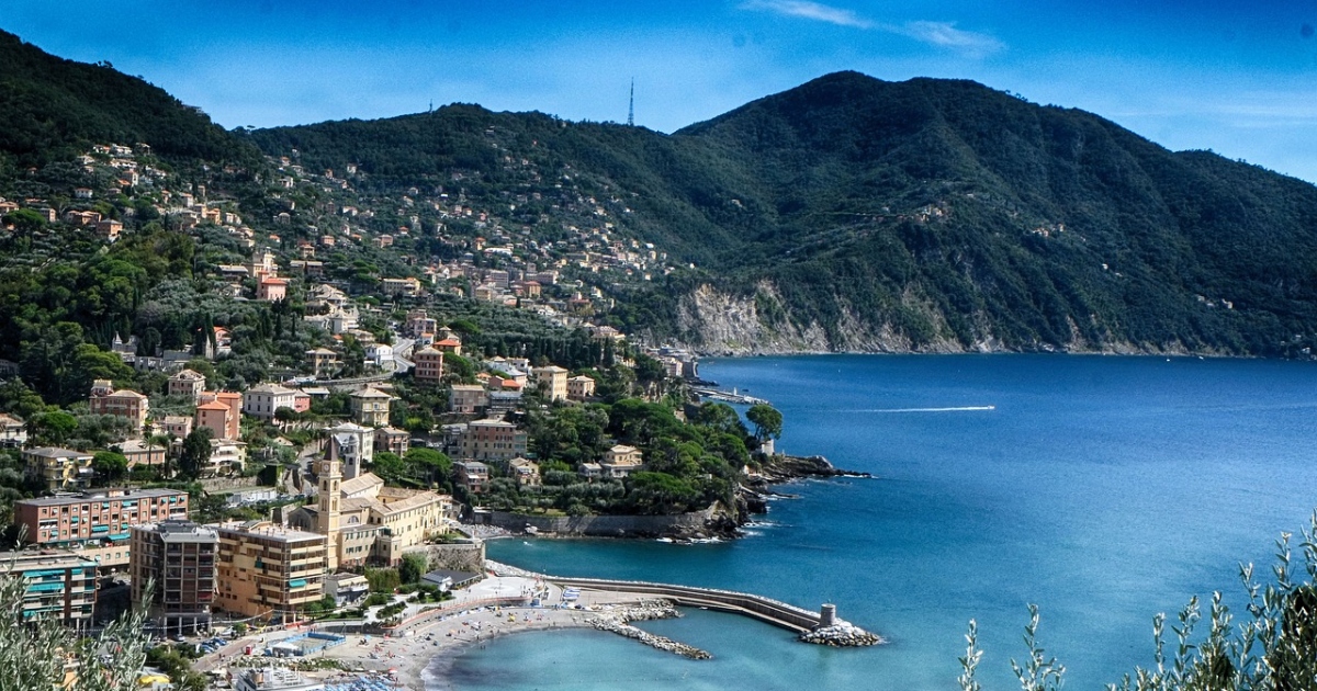 In Liguria c'è una cittadina sul mare dove si fa la focaccia più buona e famosa d'Italia