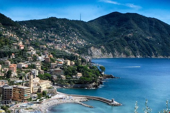 In Liguria c'è una cittadina sul mare dove si fa la focaccia più buona e famosa d'Italia