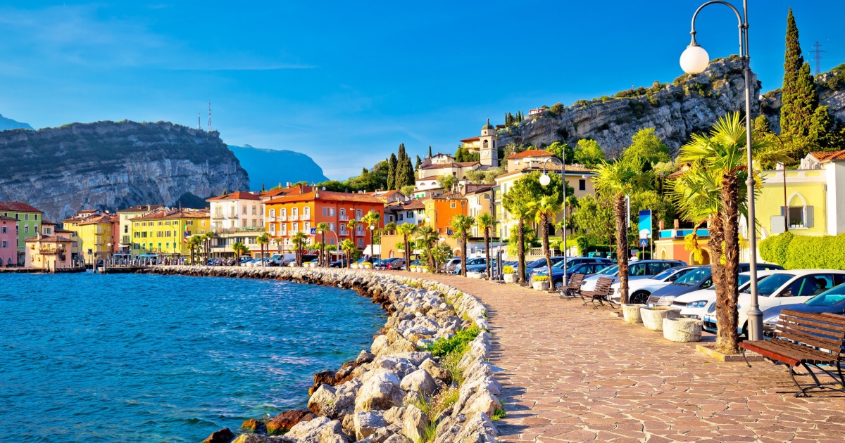 Affacciato sul Lago di Garda c'è la mecca dei surfisti d'acqua dolce: un borgo davvero affascinante | PaesiOnLine