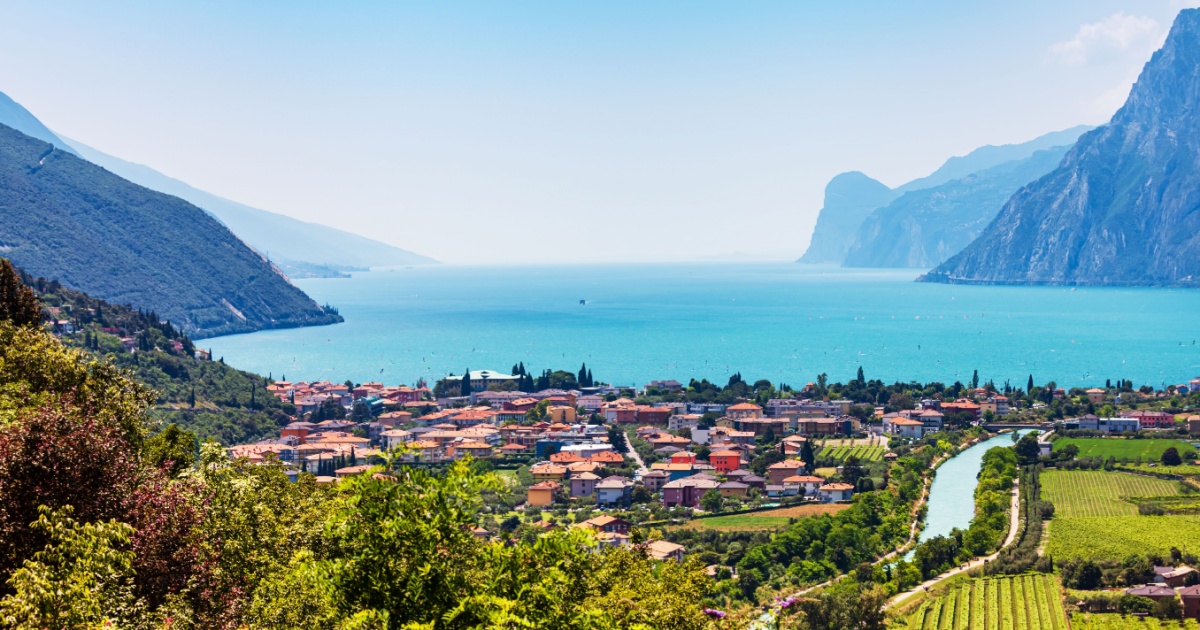 Affacciato sul Lago di Garda c'è la mecca dei surfisti d'acqua dolce: un borgo davvero affascinante | PaesiOnLine