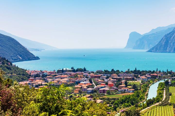 Affacciato sul Lago di Garda c'è la mecca dei surfisti d'acqua dolce: un borgo davvero affascinante | PaesiOnLine