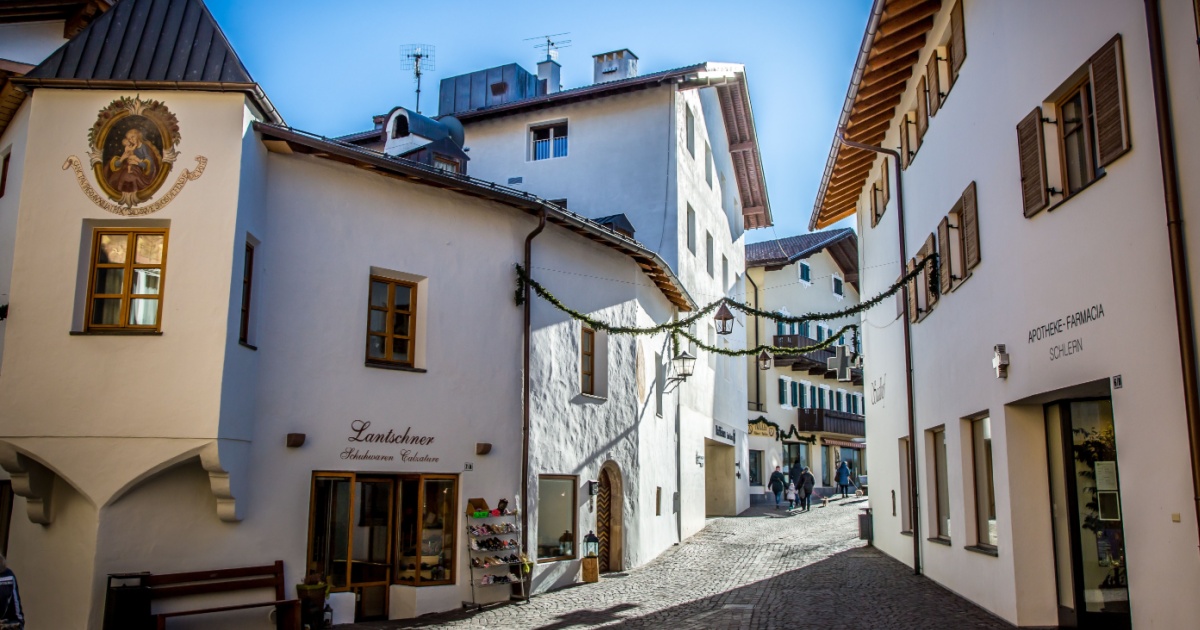 Un borgo da fiaba incastonato nell'alpe di Siusi: si dice che sia questo il più visitato d'Italia | PaesiOnLine