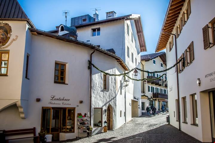 Un borgo da fiaba incastonato nell'alpe di Siusi: si dice che sia questo il più visitato d'Italia | PaesiOnLine