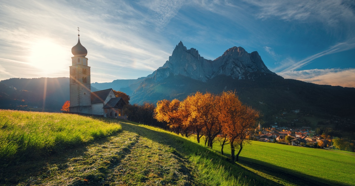Un borgo da fiaba incastonato nell'alpe di Siusi: si dice che sia questo il più visitato d'Italia | PaesiOnLine