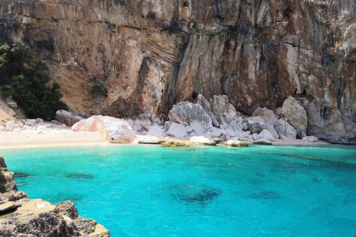 300 metri di pura meraviglia: la spiaggia dei 'ciottoli di neve' è il tesoro italiano che tutto il mondo ci invidia