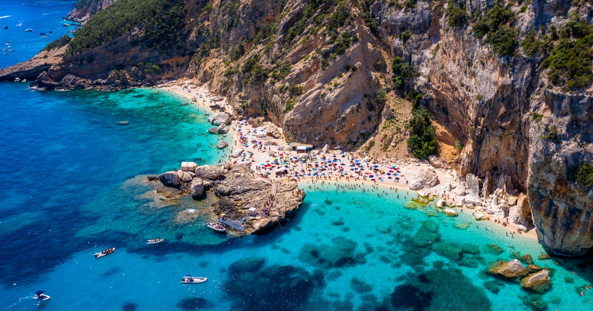 300 metri di pura meraviglia: la spiaggia dei 'ciottoli di neve' è il tesoro italiano che tutto il mondo ci invidia