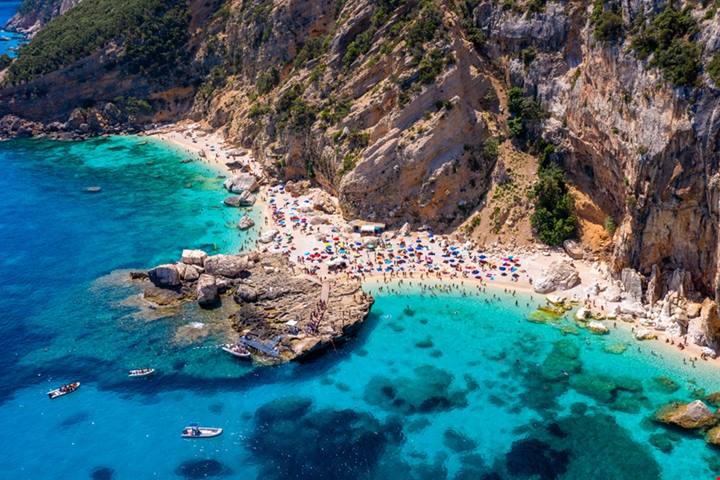 300 metri di pura meraviglia: la spiaggia dei 'ciottoli di neve' è il tesoro italiano che tutto il mondo ci invidia