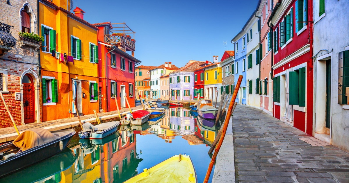 Paesaggi variopinti e casette arcobaleno: ecco quali sono i 3 borghi più colorati d'Italia | PaesiOnLine