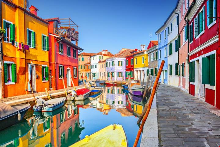 Paesaggi variopinti e casette arcobaleno: ecco quali sono i 3 borghi più colorati d'Italia | PaesiOnLine
