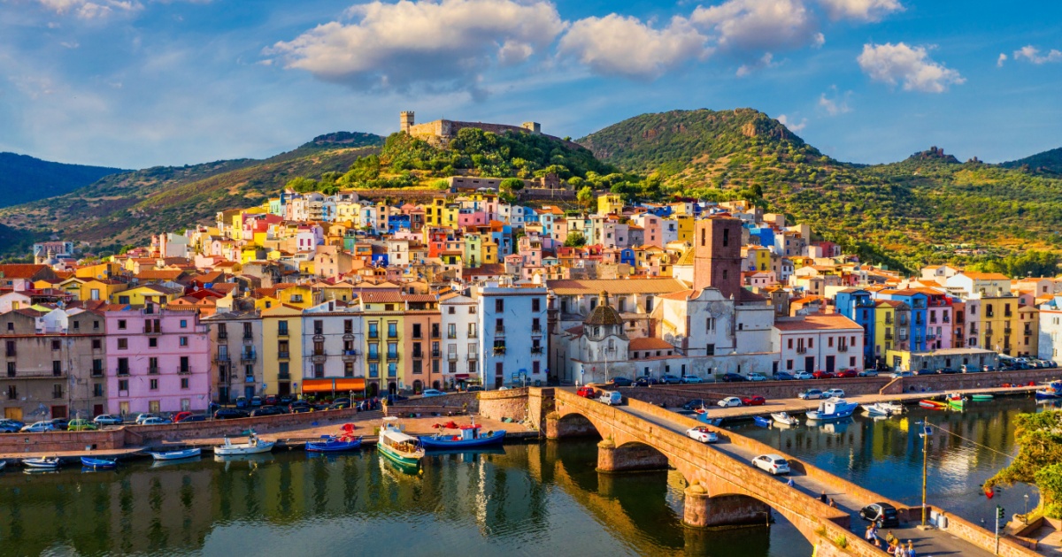 Paesaggi variopinti e casette arcobaleno: ecco quali sono i 3 borghi più colorati d'Italia | PaesiOnLine