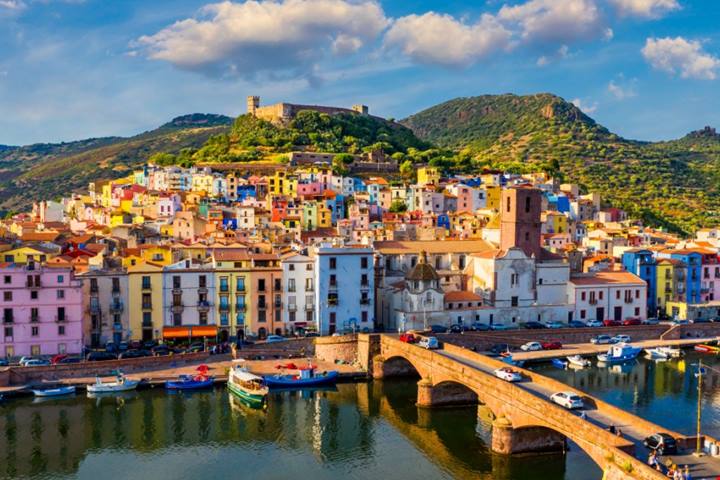 Paesaggi variopinti e casette arcobaleno: ecco quali sono i 3 borghi più colorati d'Italia | PaesiOnLine