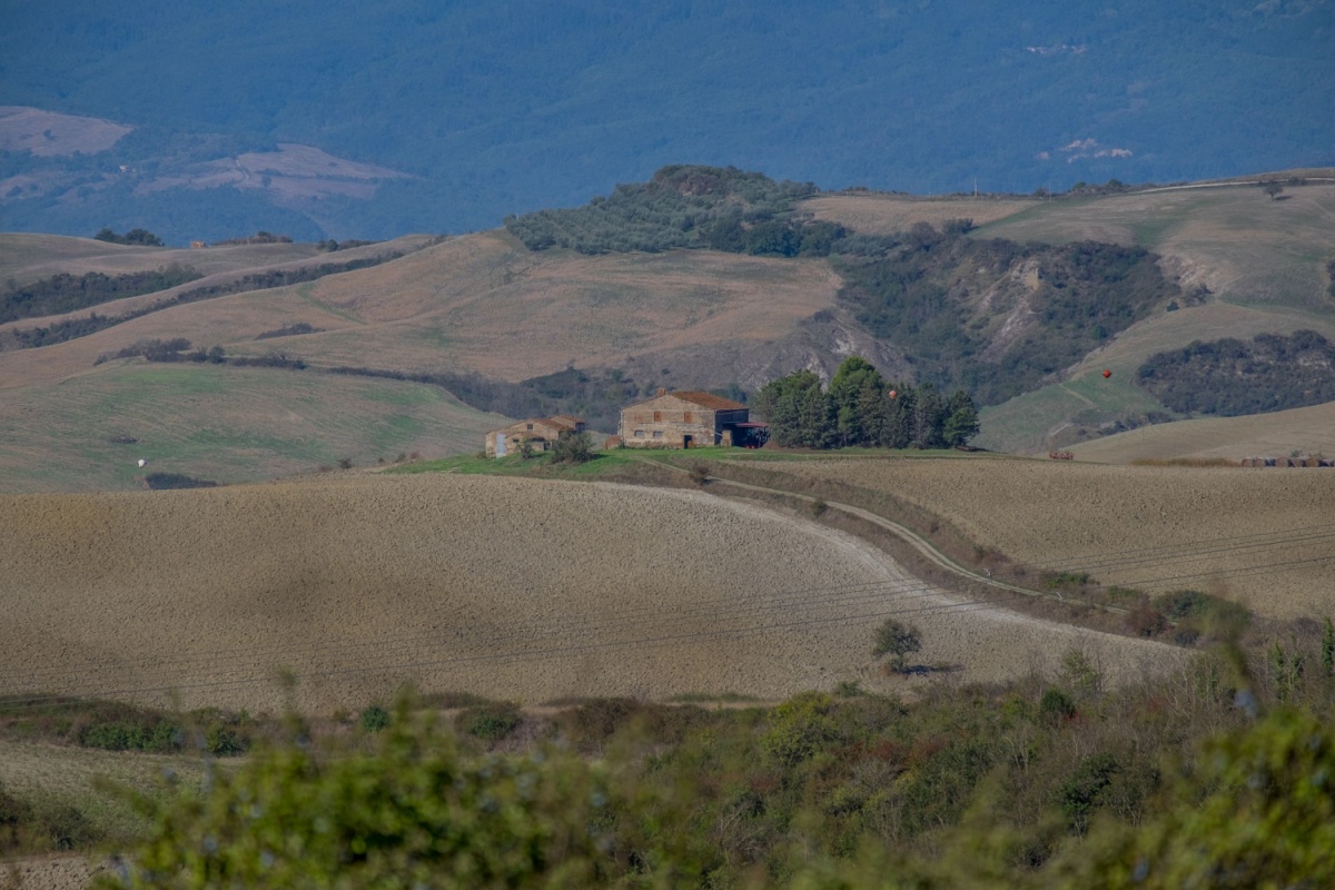 Cieli smeraldini e acque sorgive, un viaggio incantato tra le meraviglie nascoste della Toscana