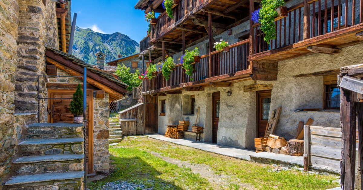Questo borgo di 200 persone è la perfetta meta d'autunno in Valle d'Aosta: è una fantastica terrazza sul Monte Rosa