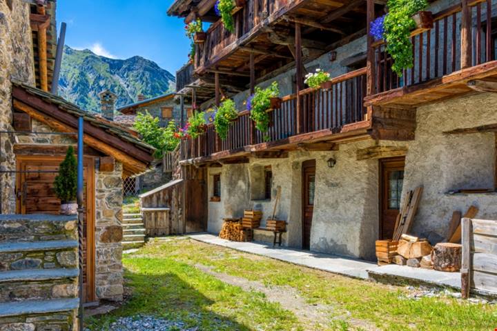 Questo borgo di 200 persone è la perfetta meta d'autunno in Valle d'Aosta: è una fantastica terrazza sul Monte Rosa