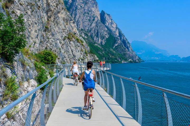 La pista ciclabile più bella del mondo? Si trova sul Lago di Garda: scopriamola insieme a Continental | PaesiOnLine
