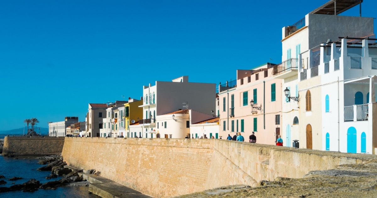 Anche l'Italia ha la sua piccola Catalogna! Si trova in Sardegna ed è racchiusa tra le mura di un borgo coloratissimo | PaesiOnLine