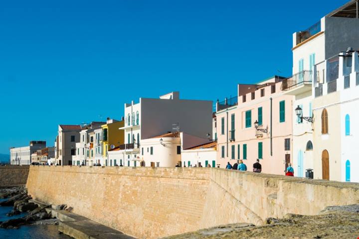 Anche l'Italia ha la sua piccola Catalogna! Si trova in Sardegna ed è racchiusa tra le mura di un borgo coloratissimo | PaesiOnLine