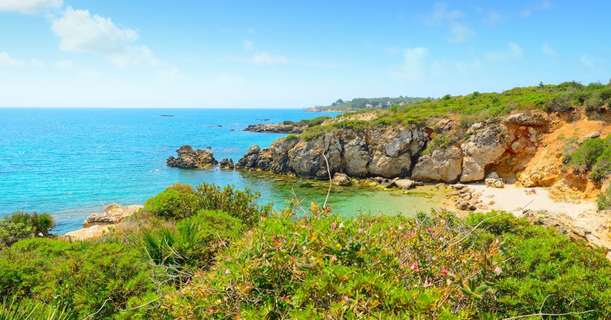 Anche l'Italia ha la sua piccola Catalogna! Si trova in Sardegna ed è racchiusa tra le mura di un borgo coloratissimo | PaesiOnLine
