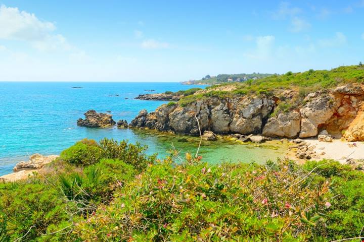 Anche l'Italia ha la sua piccola Catalogna! Si trova in Sardegna ed è racchiusa tra le mura di un borgo coloratissimo | PaesiOnLine