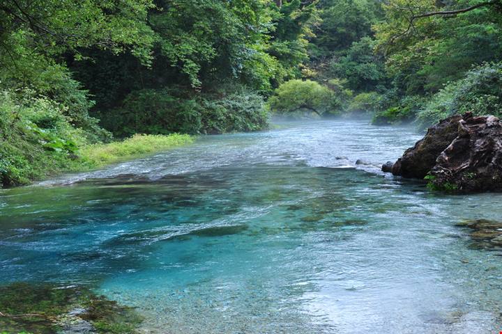 Sembra il Mar dei Caraibi ma sei a un’ora di volo da Roma: il paradiso dalle acque trasparenti che sta conquistando tutti