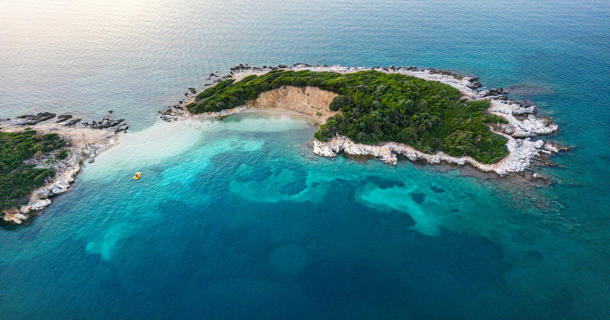 Sembra il Mar dei Caraibi ma sei a un’ora di volo da Roma: il paradiso dalle acque trasparenti che sta conquistando tutti